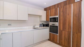 Cottage | Private kitchen | Dishwasher, cookware/dishes/utensils