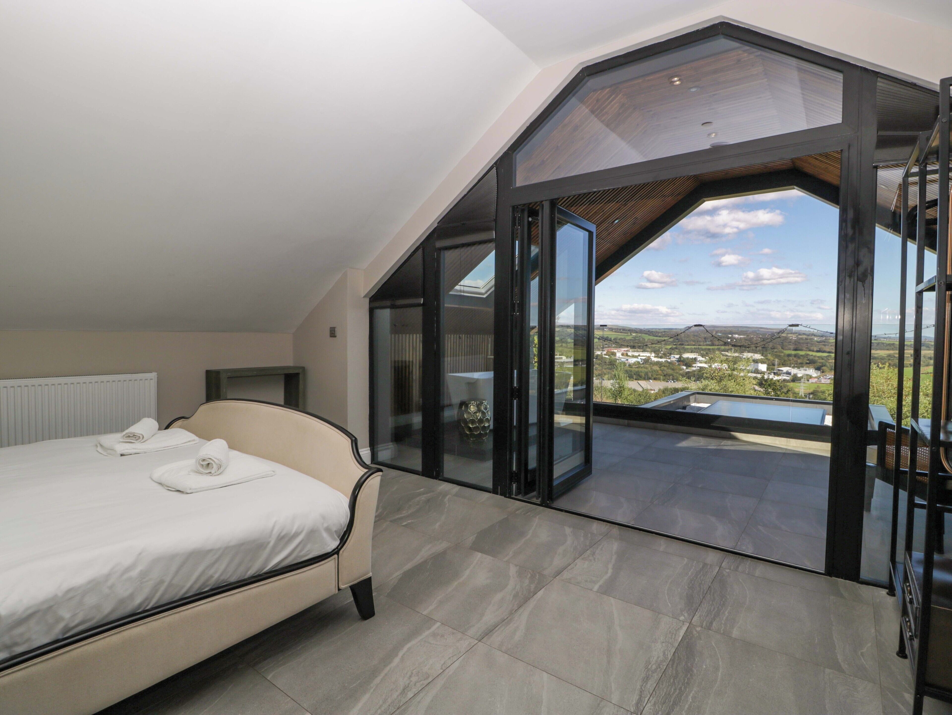 6 bedrooms, individually decorated, individually furnished, free WiFi