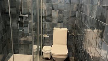 Een douche, handdoeken, zeep, shampoo