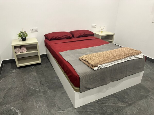 Basic Room, City View | Free WiFi - Fast Latin Home (Seville)