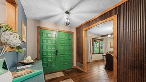 A wooden floor, a green door, a mirror, and a ceiling light. - Private Pickleball Court, Sauna, Hot Tub, Heart of Branson, Sleeps 13! (Branson)