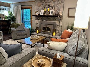 Smart TV, DVD player, table football, video library - Private Pickleball Court, Sauna, Hot Tub, Heart of Branson, Sleeps 13! (Branson)