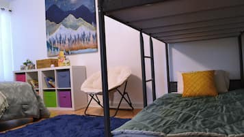 3 habitaciones, escritorio y tabla de planchar con plancha