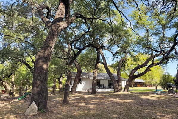 A house surrounded by large trees in a park-like setting. - Jenkfarm Getaway
Your Home Away from Home (Nolanville)