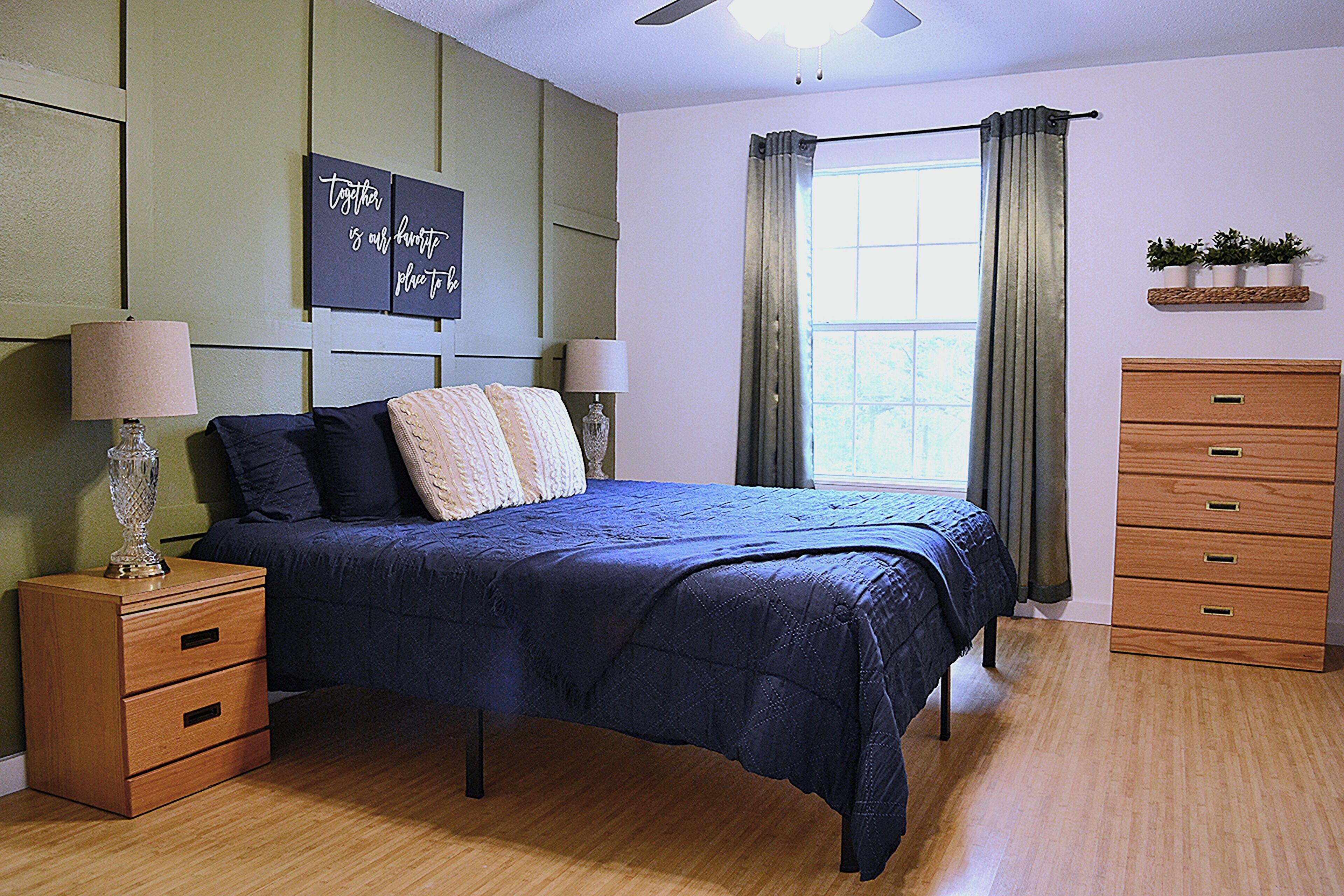 3 slaapkamers, een bureau, een strijkplank/strijkijzer, reisbedje