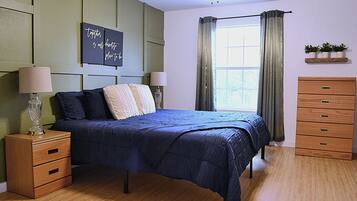 3 bedrooms, desk, iron/ironing board, travel crib