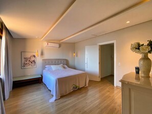 5 slaapkamers, een strijkplank/strijkijzer, wifi, beddengoed