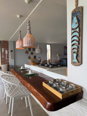 Dining - Beach House 643 – Right on the Sand in Santa Monica, Guarapari (Santa Mônica Guarapari)