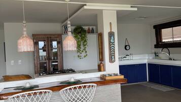 Geladeira, micro-ondas, fogão, cooktop