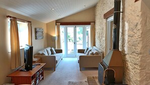 Cottage | Living room - Cottage in Devon With Private Hot Tub (Newton Abbot)
