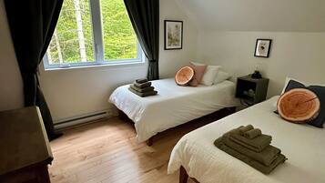 3 bedrooms, desk, iron/ironing board, travel cot