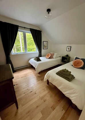 3 bedrooms, desk, iron/ironing board, travel cot