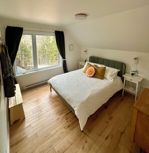 3 bedrooms, desk, iron/ironing board, travel cot