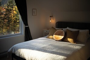 3 bedrooms, desk, iron/ironing board, travel cot