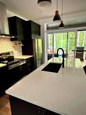 Køleskab, mikrobølgeovn, ovn, kogeplade