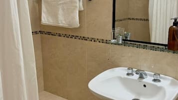 Comfort Studio, City View | Bathroom | Free toiletries, towels, soap, toilet paper