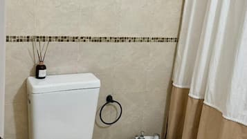 Perlengkapan mandi gratis, handuk, sabun, dan tisu toilet