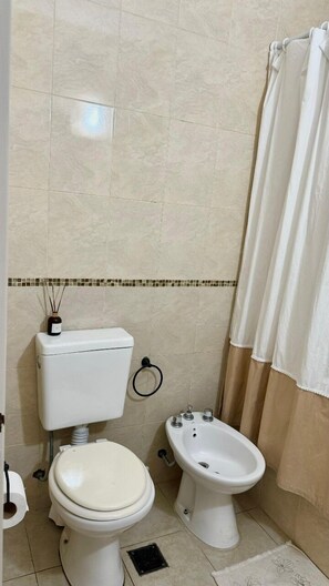 Kostenlose Toilettenartikel, Handtücher, Seife, Toilettenpapier