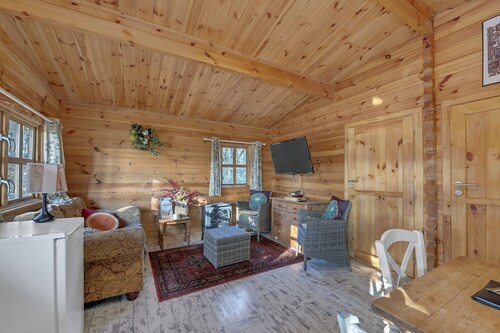 Lodge in Suffolk Near Scenic Trails