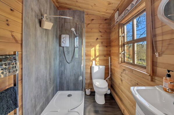 Chalet | Bathroom - Lodge in Suffolk Near Scenic Trails (Bury St Edmunds)