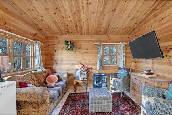 Chalet | Living room - Lodge in Suffolk Near Scenic Trails (Bury St Edmunds)