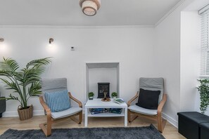 Cottage | Living room - Cottage in Snowdonia With Movie Room & Views (Blaenau Ffestiniog)