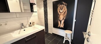 PrimeLoft Hirsch - cozy & spacious - own entrance & parking space - 84sqm ground floor