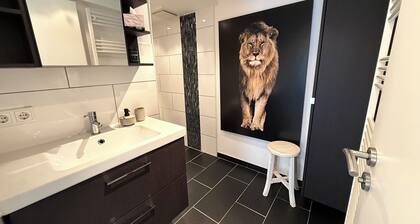 PrimeLoft Hirsch - cozy & spacious - own entrance & parking space - 84sqm ground floor