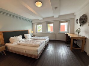2 habitaciones, escritorio, cuna de viaje y wifi
