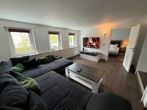 2 Schlafzimmer, Schreibtisch, Reisekinderbett, WLAN