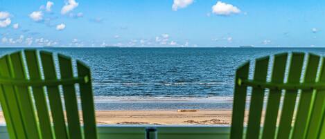 En la playa, camastros y toallas de playa