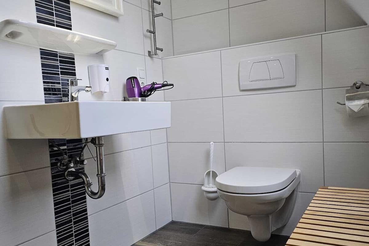 Standard Triple Room, Courtyard View | Bathroom