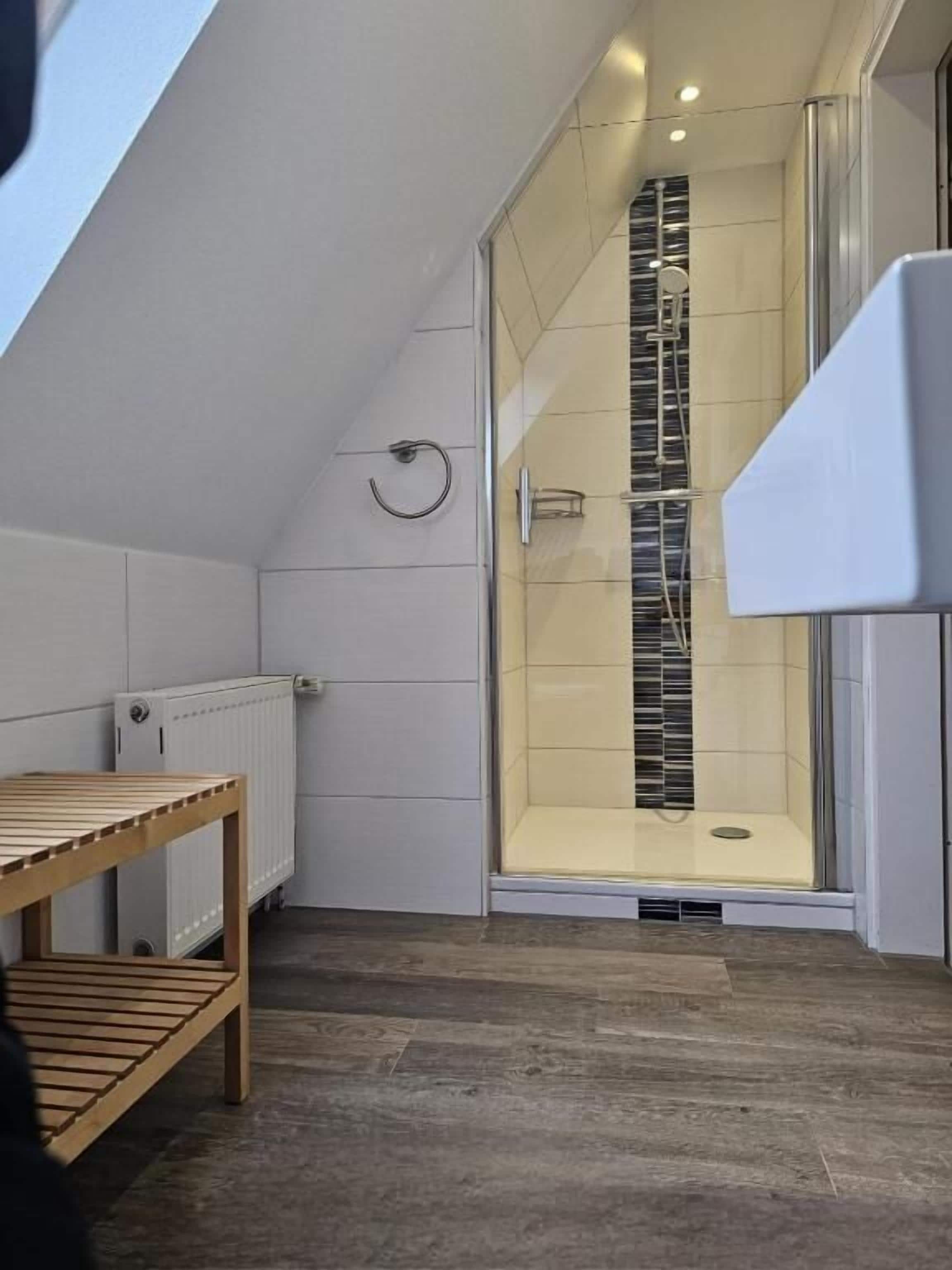 Standard Triple Room, Courtyard View | Bathroom