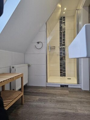 Habitación triple estándar, vista al patio | Baño