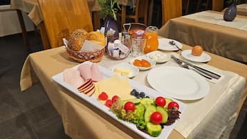 Dobbeltrom – standard, byutsikt | Spiseområde