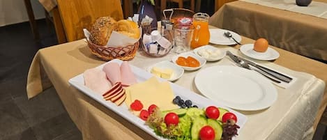 Quarto casal standard, vista para a cidade | Opções para refeição