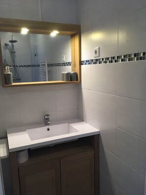 Hårtørrer, håndklæder, Sæbe, Toiletpapir