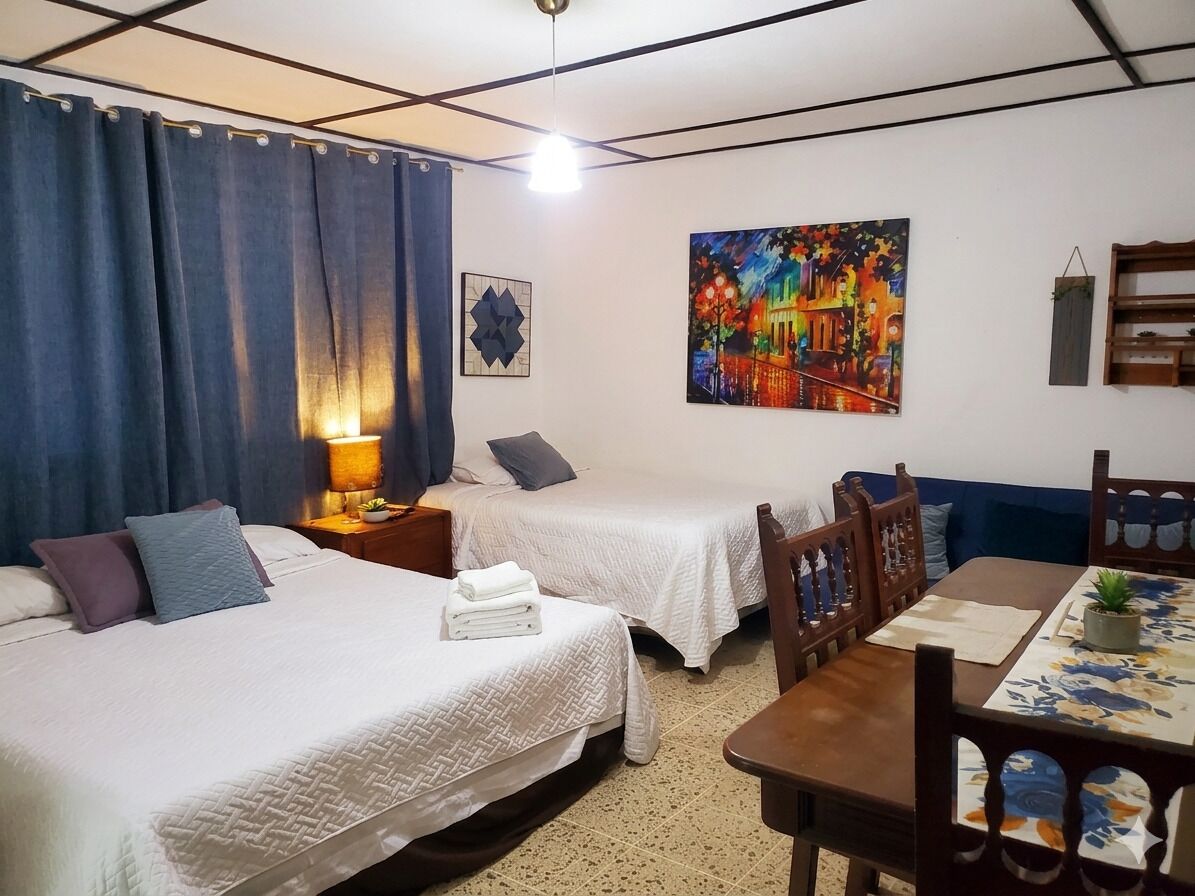 Executive-Dreibettzimmer, Mehrere Betten, Kühlschrank, Gartenblick | Daunenbettdecken, Minibar, kostenloses WLAN, Bettwäsche