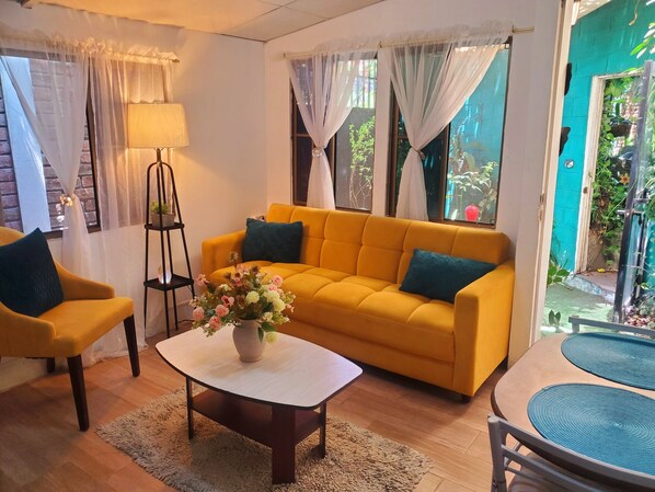 City Studio Suite, Non Smoking, Refrigerator | Living area | 32-inch Smart TV with cable channels - Suites Madero San Benito (San Salvador)