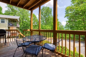 Outdoor dining - Angel's Roost #1320 (Gatlinburg)