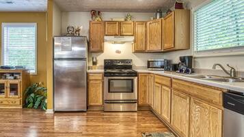 House, Multiple Beds (Angel's Roost #1320) | Private kitchen