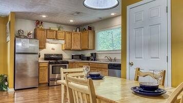 House, Multiple Beds (Angel's Roost #1320) | Private kitchen