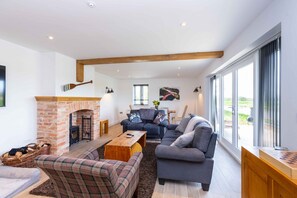 House | Living room - Pet-friendly Cottage in Countryside, No Deposit (Peterborough)