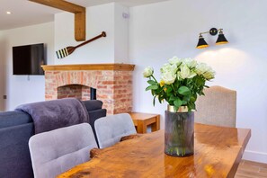 House | Living room - Pet-friendly Cottage in Countryside, No Deposit (Peterborough)