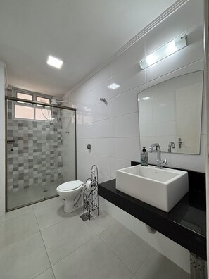 Serviettes fournies, papier toilette