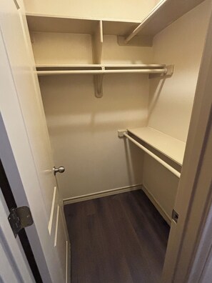 Interior - 4bd 2.5ba 
Backyard WiFi Close proximity to SPI, Space X, stores, gyms, mall etc (Brownsville)