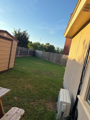 Property grounds - 4bd 2.5ba 
Backyard WiFi Close proximity to SPI, Space X, stores, gyms, mall etc (Brownsville)