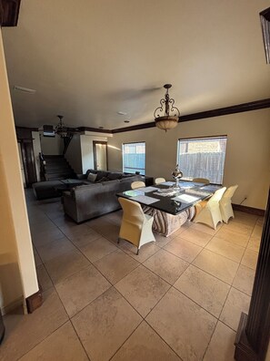 Interior - 4bd 2.5ba 
Backyard WiFi Close proximity to SPI, Space X, stores, gyms, mall etc (Brownsville)