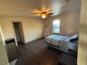 4 bedrooms, iron/ironing board, WiFi, bed sheets