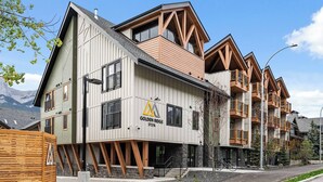 Un hôtel à plusieurs étages doté d’une architecture moderne, avec un logo bien visible et le nom « Golden Ridge ».